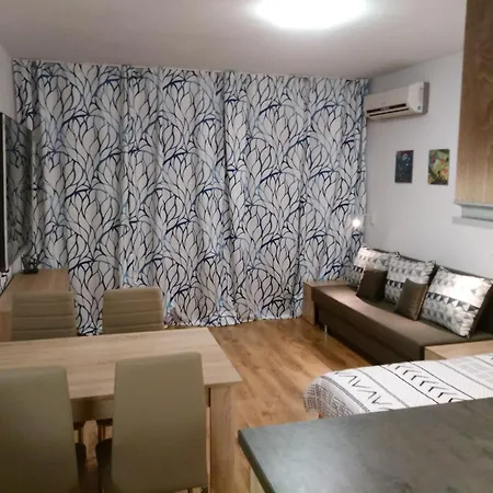 Апартаменты Royal Palm Studio,